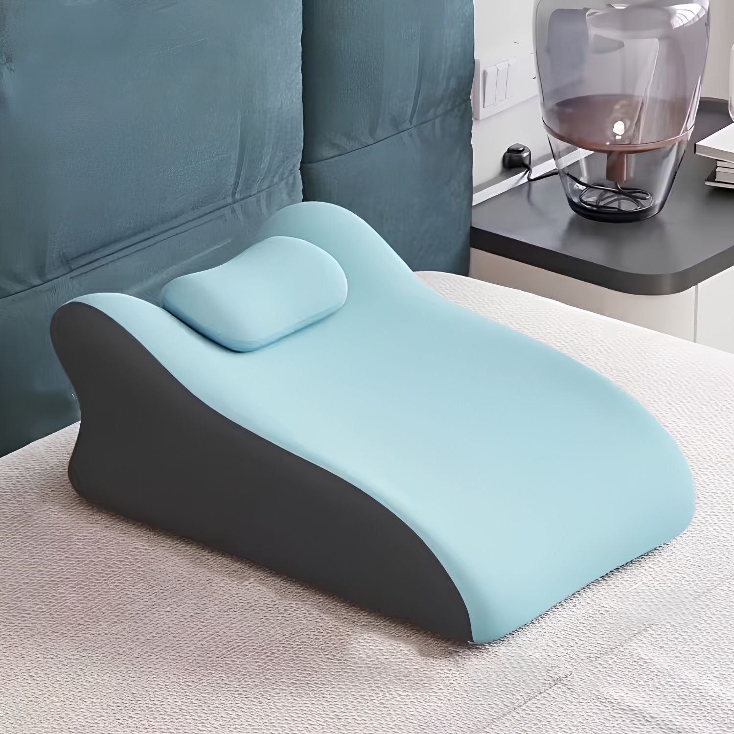 Blux Pohodlný pamäťový penový vankúš na ležanie na bruchu – 42×60×23 cm - Svetlomodrý
