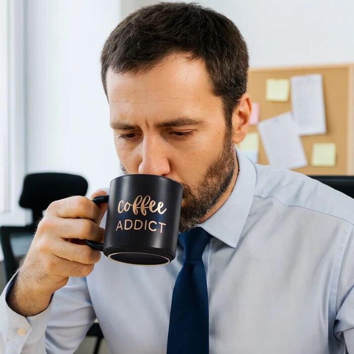 Coffee Addict Feliratos Kerámia Bögre - 410 ml, Fekete Szín Arany Felirattal - BShopyEM0911_3