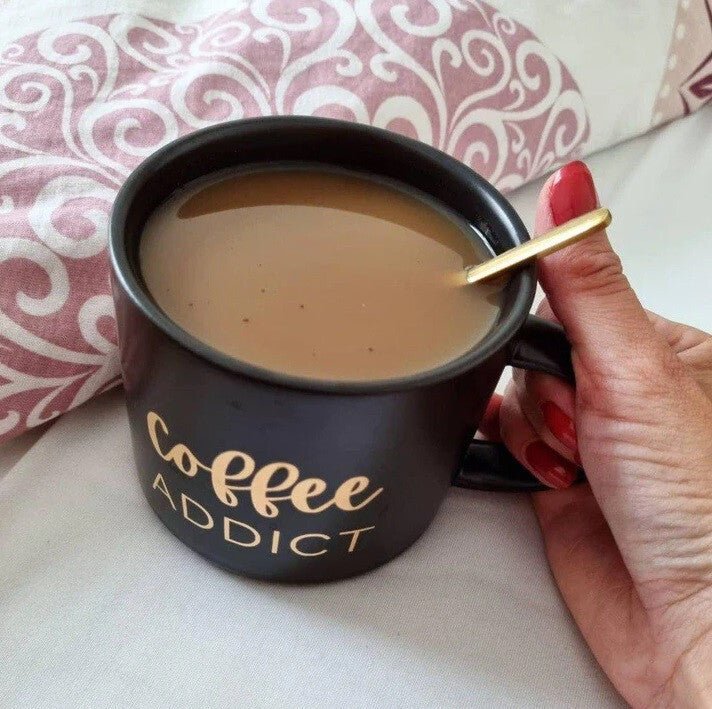 Coffee Addict Feliratos Kerámia Bögre - 410 ml, Fekete Szín Arany Felirattal - BShopyEM0911_1